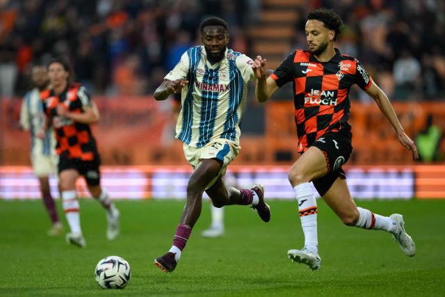 Le Havre's Senegalese forward #45 Issa Soumare (L) fights for the ball with Lorient's Tunisian defender #03 Montassar Talbi during the French L1 football match between FC Lorient and Le Havre AC at the Stade du Moustoir in Lorient, western France, on May 17, 2026. (Photo by Loic VENANCE / AFP)