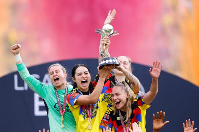America's forward #10 Scarlett Camberos (2nd L) lifts the trophy with her teammates after winning the Liga MX Femenil women's Clausura final second-leg football match between America and Monterrey at the Ciudad de los Deportes stadium in Mexico City on May 17, 2026. (Photo by Rodrigo Oropeza / AFP)