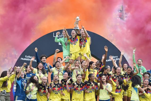 America's forward #10 Scarlett Camberos (C) lifts the trophy with her teammates after winning the Liga MX Femenil women's Clausura final second-leg football match between America and Monterrey at the Ciudad de los Deportes stadium in Mexico City on May 17, 2026. (Photo by Rodrigo Oropeza / AFP)