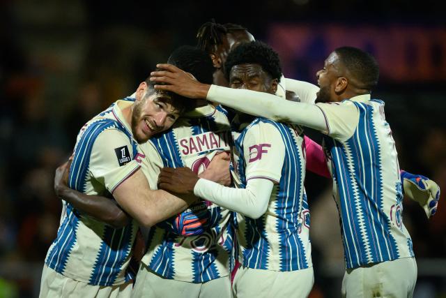 Le Havre's French defender #04 Gautier Lloris (L) and teammates celebrate after winning the French L1 football match between FC Lorient and Le Havre AC at the Stade du Moustoir in Lorient, western France, on May 17, 2026. (Photo by Loic VENANCE / AFP)