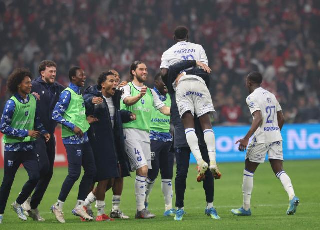 Auxerre's Malian forward #10 Lassine Sinayoko(C) is congratulated by teamates after scoring  during the French L1 football match between Lille LOSC and AJ Auxerre at the Stade Pierre-Mauroy in Villeneuve-d'Ascq, northern France, on May 17, 2026. (Photo by Francois LO PRESTI / AFP)