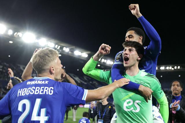 Strasbourg’s players including Strasbourg’s Belgian goalkeeper #39 Mike Penders (C) and Strasbourg’s Irish defender #02 Andrew Omobamidele celebrate their team’s victory at the end of the French L1 football match between RC Strasbourg Alsace and AS Monaco at the Stade de la Meinau, in Strasbourg, eastern France, on May 17, 2026. (Photo by ROMEO BOETZLE / AFP)