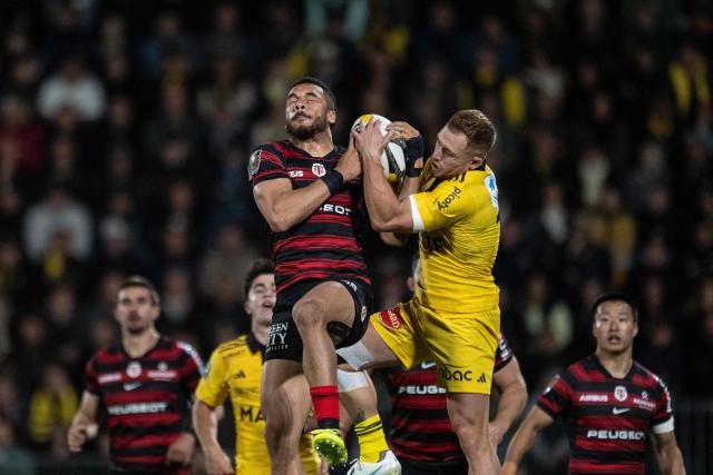Toulouse's French winger Matthis Lebel (L) fights for the ball with La Rochelle's New Zealand fly-half Ihaia West (R) during the French Top 14 rugby union match between Stade Rochelais and Stade Toulousain at the Marcel-Deflandre Stadium in La Rochelle, western France, on May 17, 2026. (Photo by XAVIER LEOTY / AFP)