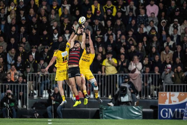 Toulouse's French winger Matthis Lebel (C) fights for the ball during the French Top 14 rugby union match between Stade Rochelais and Stade Toulousain at the Marcel-Deflandre Stadium in La Rochelle, western France, on May 17, 2026. (Photo by XAVIER LEOTY / AFP)