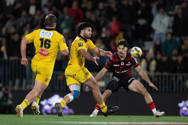 La Rochelle's French centre Jules Favre passes the ball during the French Top 14 rugby union match between Stade Rochelais and Stade Toulousain at the Marcel-Deflandre Stadium in La Rochelle, western France, on May 17, 2026. (Photo by XAVIER LEOTY / AFP)
