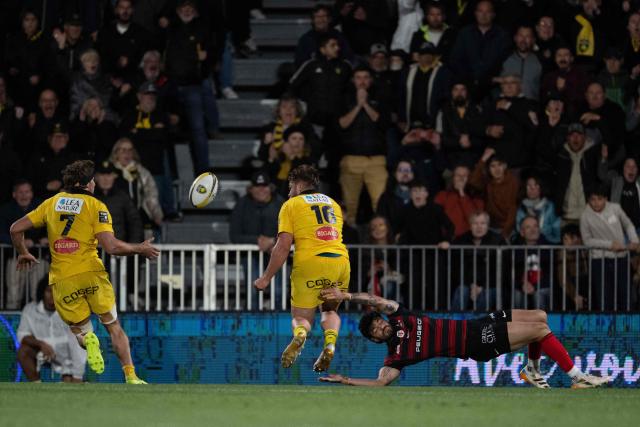 La Rochelle's French hooker Quentin Lespiaucq (C) runs with the ball during the French Top 14 rugby union match between Stade Rochelais and Stade Toulousain at the Marcel-Deflandre Stadium in La Rochelle, western France, on May 17, 2026. (Photo by XAVIER LEOTY / AFP)