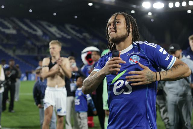 Strasbourg's Belgian midfielder #07 Diego Moreira celebrates victory at the end of the French L1 football match between RC Strasbourg Alsace and AS Monaco at the Stade de la Meinau, in Strasbourg, eastern France, on May 17, 2026. (Photo by ROMEO BOETZLE / AFP)