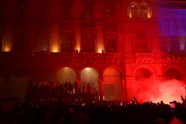 Inter Milan's players and staff arrive at Piazza Duomo on an open bus at the end of a parade in the city to celebrate their 21st scudetto (Italian Championship victory), in Milan on May 17, 2026. (Photo by PIERO CRUCIATTI / AFP)