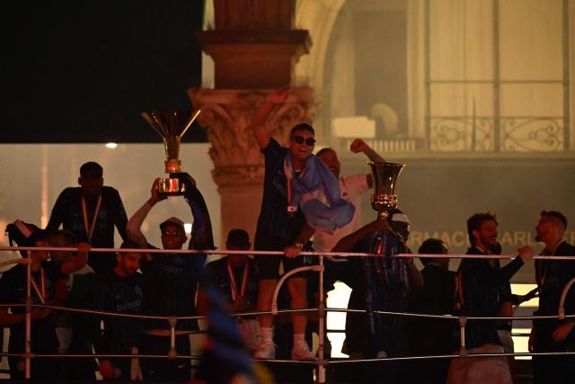 Inter Milan's Argentinian forward #10 Lautaro Martinez and teammates celebrate with supporters at Piazza Duomo at the end of a parade in the city celebrating their 21st scudetto (Italian Championship victory), in Milan on May 17, 2026. (Photo by PIERO CRUCIATTI / AFP)
