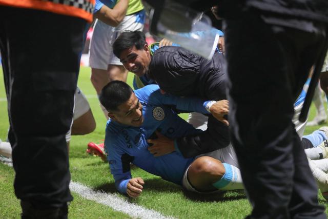 Belgrano's forward #22 Nicolas Fernandez celebrates with teammates after scoring a late equalising goal to force extra-time during the Argentine Professional Football League Apertura tournament semifinal match between Argentinos Juniors and Belgrano at the Diego Armando Maradona stadium in Buenos Aires on May 17, 2026. (Photo by Alejandro PAGNI / AFP)