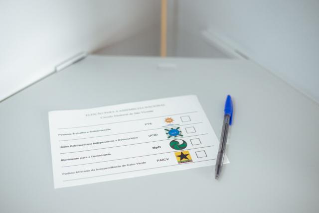 A general view of a ballot at a polling station in Mindelo, on May 17, 2026. Cape Verdeans began electing their members of parliament on Sunday in legislative elections with an uncertain outcome that will see five parties face off, including that of outgoing Prime Minister Ulisses Correia e Silva, who is running for a third term.
In Cape Verde, the political system is parliamentary. The party that wins the most votes in the legislative elections chooses the head of government, who dominates the executive, while the president (Jorge Maria Neves) plays the role of arbiter.
Having come to power in 2016, Mr. Silva, 63, secured a second term as head of government following the 2021 legislative elections, which were won with 38 seats by his party, the Movement for Democracy (MpD, center-right). (Photo by Queila Fernandes / AFP)