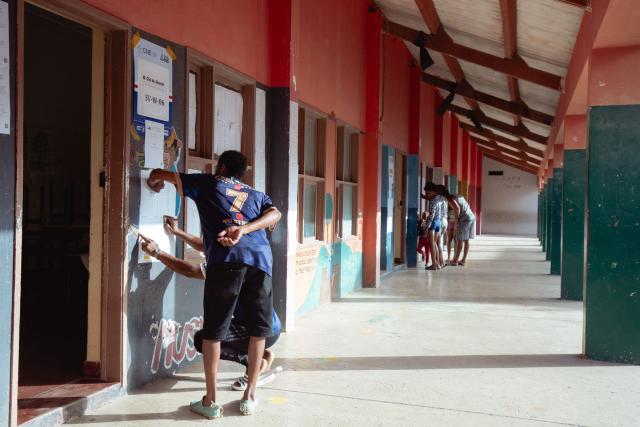 Voters check for their names on the voters rolls posted outside a polling station in Mindelo, on May 17, 2026. Cape Verdeans began electing their members of parliament on Sunday in legislative elections with an uncertain outcome that will see five parties face off, including that of outgoing Prime Minister Ulisses Correia e Silva, who is running for a third term.
In Cape Verde, the political system is parliamentary. The party that wins the most votes in the legislative elections chooses the head of government, who dominates the executive, while the president (Jorge Maria Neves) plays the role of arbiter.
Having come to power in 2016, Mr. Silva, 63, secured a second term as head of government following the 2021 legislative elections, which were won with 38 seats by his party, the Movement for Democracy (MpD, center-right). (Photo by Queila Fernandes / AFP)
