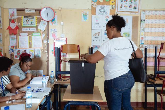 A voter casts her ballot at a polling station in Mindelo, on May 17, 2026. Cape Verdeans began electing their members of parliament on Sunday in legislative elections with an uncertain outcome that will see five parties face off, including that of outgoing Prime Minister Ulisses Correia e Silva, who is running for a third term.
In Cape Verde, the political system is parliamentary. The party that wins the most votes in the legislative elections chooses the head of government, who dominates the executive, while the president (Jorge Maria Neves) plays the role of arbiter.
Having come to power in 2016, Mr. Silva, 63, secured a second term as head of government following the 2021 legislative elections, which were won with 38 seats by his party, the Movement for Democracy (MpD, center-right). (Photo by Queila Fernandes / AFP)