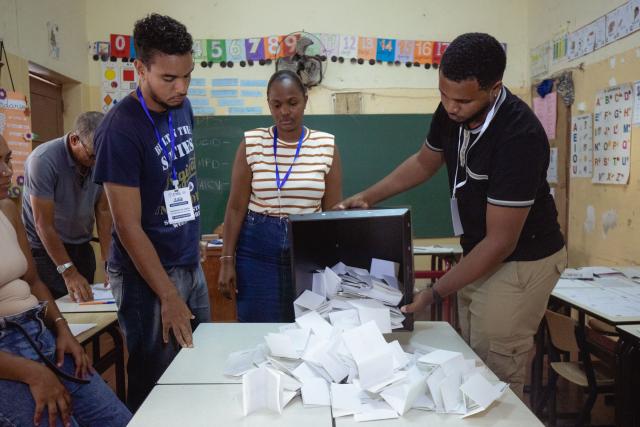 An official of the National Electoral Commission (CNE) empties a ballot box ahead of ballot counting at the polling station in Mindelo, on May 17, 2026. Cape Verdeans began electing their members of parliament on Sunday in legislative elections with an uncertain outcome that will see five parties face off, including that of outgoing Prime Minister Ulisses Correia e Silva, who is running for a third term.
In Cape Verde, the political system is parliamentary. The party that wins the most votes in the legislative elections chooses the head of government, who dominates the executive, while the president (Jorge Maria Neves) plays the role of arbiter.
Having come to power in 2016, Mr. Silva, 63, secured a second term as head of government following the 2021 legislative elections, which were won with 38 seats by his party, the Movement for Democracy (MpD, center-right). (Photo by Queila Fernandes / AFP)