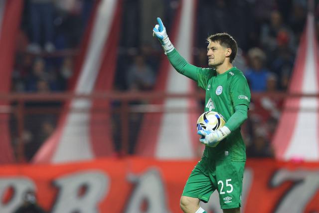 Belgrano's Uruguayan goalkeeper #25 Thiago Cardozo celebrates after stopping a penalty to win the penalty shoot-out of the Argentine Professional Football League Apertura tournament semifinal match between Argentinos Juniors and Belgrano at the Diego Armando Maradona stadium in Buenos Aires on May 17, 2026. (Photo by Alejandro PAGNI / AFP)
