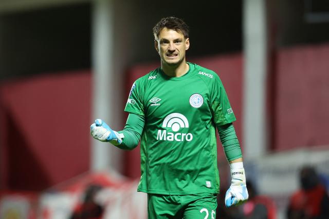 Belgrano's Uruguayan goalkeeper #25 Thiago Cardozo celebrates after stopping a penalty to win the penalty shoot-out of the Argentine Professional Football League Apertura tournament semifinal match between Argentinos Juniors and Belgrano at the Diego Armando Maradona stadium in Buenos Aires on May 17, 2026. (Photo by Alejandro PAGNI / AFP)