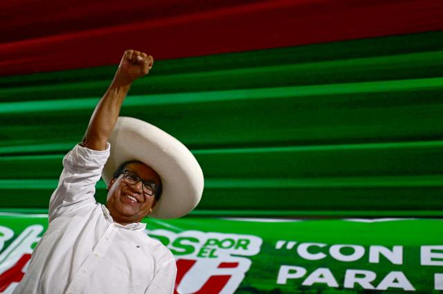 Peru's presidential candidate Roberto Sanchez, of the Juntos por el Peru party, gestures to supporters during a rally in Lima on May 17, 2026. Left-wing candidate Roberto Sanchez has qualified for the runoff of Peru's presidential election and will face right-wing candidate Keiko Fujimori in June 7. (Photo by ERNESTO BENAVIDES / AFP)