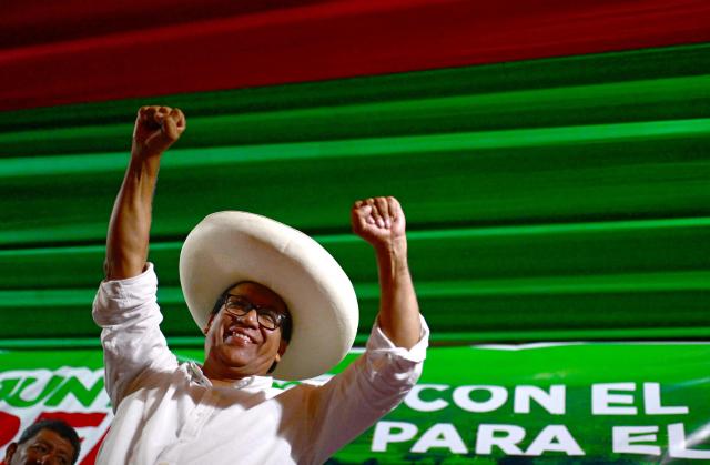 Peru's presidential candidate Roberto Sanchez, of the Juntos por el Peru party, gestures to supporters during a rally in Lima on May 17, 2026. Left-wing candidate Roberto Sanchez has qualified for the runoff of Peru's presidential election and will face right-wing candidate Keiko Fujimori in June 7. (Photo by ERNESTO BENAVIDES / AFP)