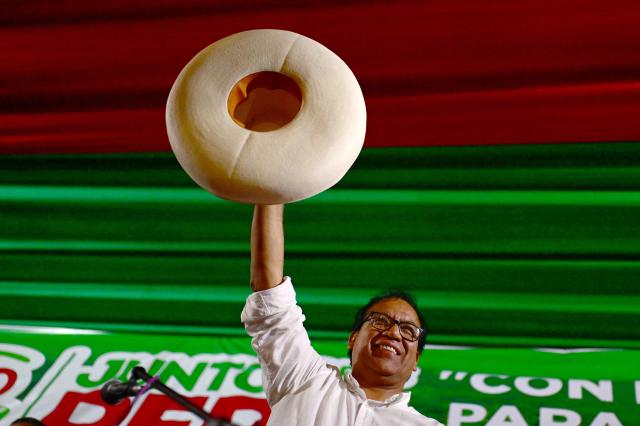 Peru's presidential candidate Roberto Sanchez, of the Juntos por el Peru party, gestures to supporters during a rally in Lima on May 17, 2026. Left-wing candidate Roberto Sanchez has qualified for the runoff of Peru's presidential election and will face right-wing candidate Keiko Fujimori in June 7. (Photo by ERNESTO BENAVIDES / AFP)