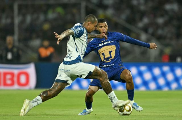 Pachuca's Brazilian forward #29 Kenedy (L) and Pumas' Ecuadorian midfielder #45 Pedro Vite fight for the ball during the Liga MX Clausura semifinal second-leg football match between Pumas UNAM and Pachuca at Olimpico Universitario stadium in Mexico City on May 17, 2026. (Photo by YURI CORTEZ / AFP)