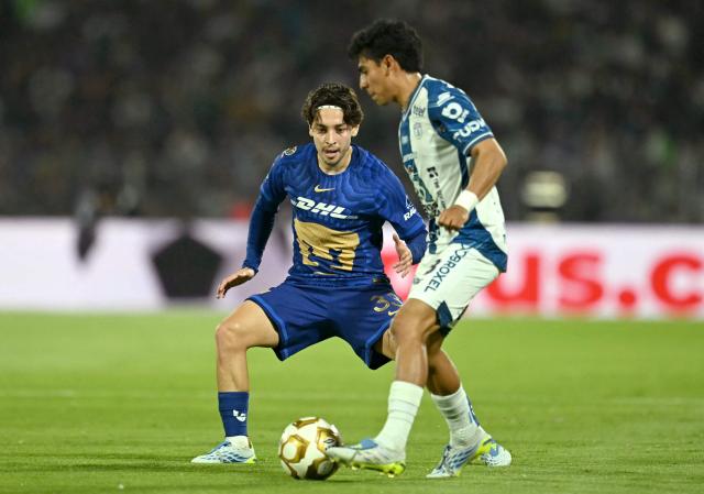 Pumas' midfielder #33 Jordan Carrillo and Pachuca's midfielder #28 Elias Montiel fight for the ball during the Liga MX Clausura semifinal second-leg football match between Pumas UNAM and Pachuca at Olimpico Universitario stadium in Mexico City on May 17, 2026. (Photo by YURI CORTEZ / AFP)