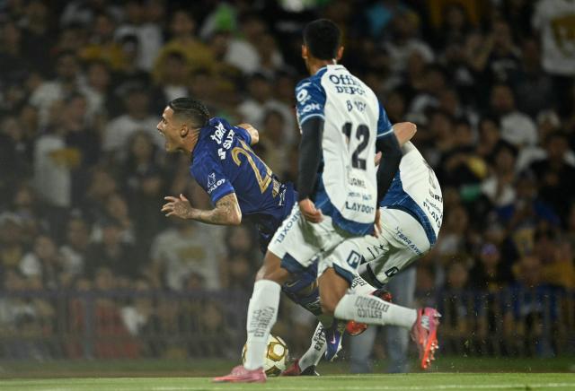 Pumas' midfielder #21 Uriel Antuna, Pachuca's defender #12 Brian Garcia and Moroccan forward #11 Oussama Idrissi fight for the ball during the Liga MX Clausura semifinal second-leg football match between Pumas UNAM and Pachuca at Olimpico Universitario stadium in Mexico City on May 17, 2026. (Photo by YURI CORTEZ / AFP)