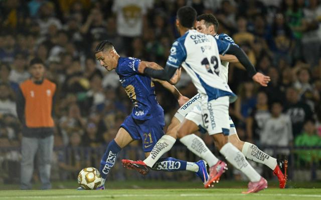 Pumas' midfielder #21 Uriel Antuna, Pachuca's defender #12 Brian Garcia and Moroccan forward #11 Oussama Idrissi fight for the ball during the Liga MX Clausura semifinal second-leg football match between Pumas UNAM and Pachuca at Olimpico Universitario stadium in Mexico City on May 17, 2026. (Photo by YURI CORTEZ / AFP)