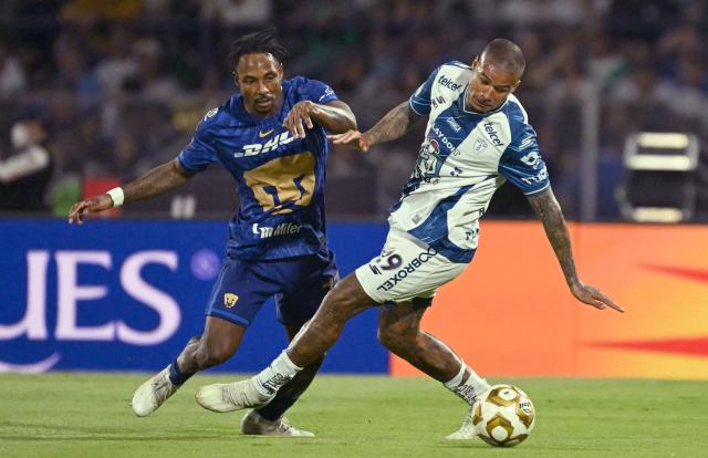 Pumas' Colombian defender #77 Alvaro Angulo and Pachuca's Brazilian forward #29 Kenedy fight for the ball during the Liga MX Clausura semifinal second-leg football match between Pumas UNAM and Pachuca at Olimpico Universitario stadium in Mexico City on May 17, 2026. (Photo by YURI CORTEZ / AFP)