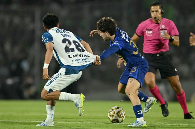 Pachuca's midfielder #28 Elias Montiel and Pumas' midfielder #33 Jordan Carrillo fight for the ball during the Liga MX Clausura semifinal second-leg football match between Pumas UNAM and Pachuca at Olimpico Universitario stadium in Mexico City on May 17, 2026. (Photo by YURI CORTEZ / AFP)