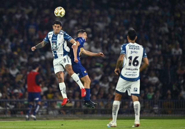 Pachuca's midfielder #08 Victor Guzman and Pumas' midfielder #07 Rodrigo Lopez fight for the ball during the Liga MX Clausura semifinal second-leg football match between Pumas UNAM and Pachuca at Olimpico Universitario stadium in Mexico City on May 17, 2026. (Photo by YURI CORTEZ / AFP)