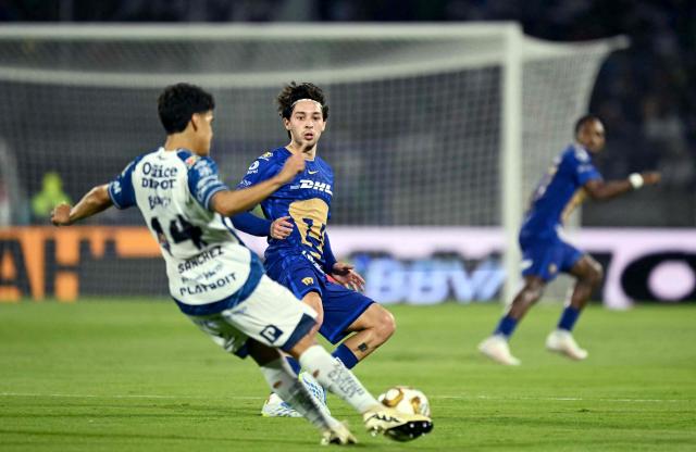 Pachuca's defender #14 Carlos Sanchez clears the ball next to Pumas' midfielder #33 Jordan Carrillo during the Liga MX Clausura semifinal second-leg football match between Pumas UNAM and Pachuca at Olimpico Universitario stadium in Mexico City on May 17, 2026. (Photo by YURI CORTEZ / AFP)