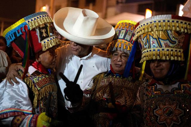 Peru's presidential candidate Roberto Sanchez, of the Juntos por el Peru party, greets supporters during a campaign rally in Lima on May 17, 2026. Left-wing candidate Roberto Sanchez has qualified for the runoff of Peru's presidential election and will face right-wing candidate Keiko Fujimori in June 7. (Photo by Ernesto BENAVIDES / AFP)