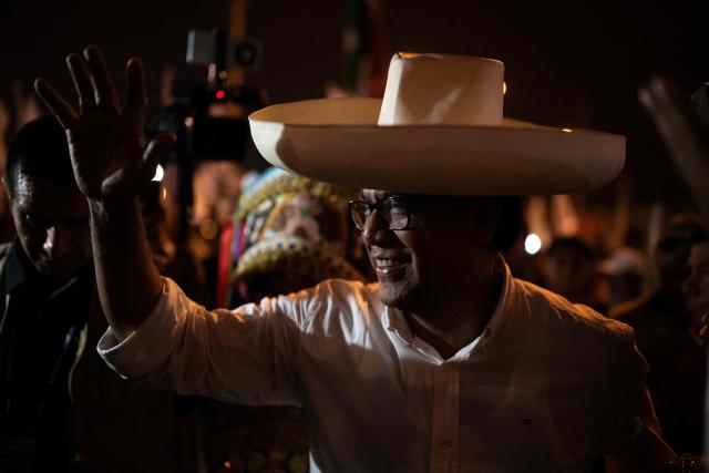 Peru's presidential candidate Roberto Sanchez, of the Juntos por el Peru party, gestures to supporters during a campaign rally in Lima on May 17, 2026. Left-wing candidate Roberto Sanchez has qualified for the runoff of Peru's presidential election and will face right-wing candidate Keiko Fujimori in June 7. (Photo by Ernesto BENAVIDES / AFP)