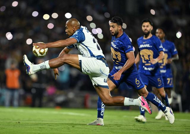 Pachuca's Venezuelan forward #23 Salomon Rondon controls the ball during the Liga MX Clausura semifinal second-leg football match between Pumas UNAM and Pachuca at Olimpico Universitario stadium in Mexico City on May 17, 2026. (Photo by YURI CORTEZ / AFP)