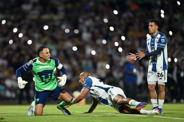 Pumas' Costa Rican goalkeeper #01 Keylor Navas reacts after Pachuca's Venezuelan forward #23 Salomon Rondon (C) missed an opportunity to score during the Liga MX Clausura semifinal second-leg football match between Pumas UNAM and Pachuca at Olimpico Universitario stadium in Mexico City on May 17, 2026. (Photo by YURI CORTEZ / AFP)