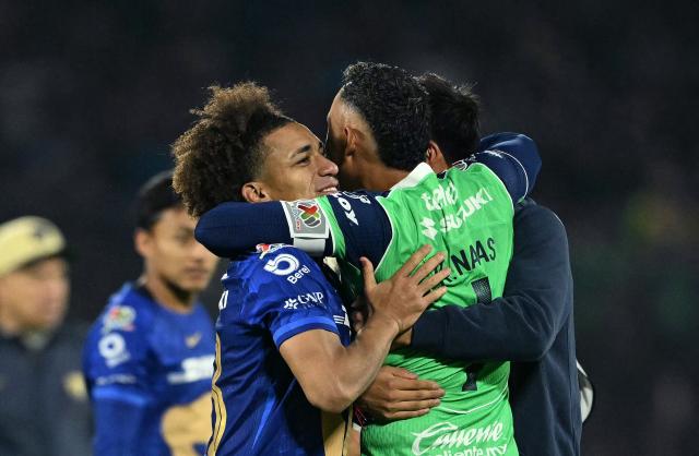 Pumas' Costa Rican goalkeeper #01 Keylor Navas and teammate Panamanian midfielder #28 Adalberto Carrasquilla celebrate after winning the Liga MX Clausura semifinal second-leg football match between Pumas UNAM and Pachuca at Olimpico Universitario stadium in Mexico City on May 17, 2026. (Photo by YURI CORTEZ / AFP)