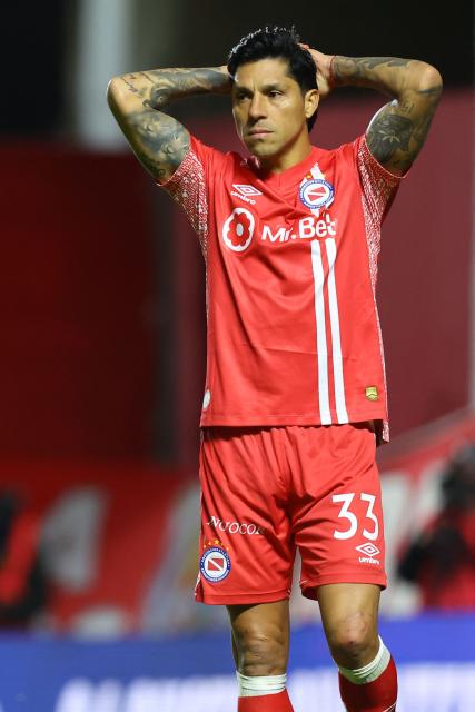 Argentinos Juniors' midfielder #33 Enzo Perez reacts after missing a penalty during the penalty shoot-out of the Argentine Professional Football League Apertura tournament semifinal match between Argentinos Juniors and Belgrano at the Diego Armando Maradona stadium in Buenos Aires on May 17, 2026. (Photo by Alejandro PAGNI / AFP)