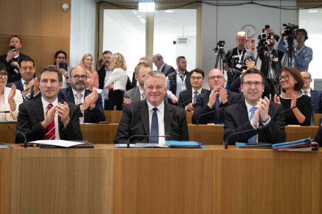 The new State Premier of Rhineland-Palatinate, member of the conservative Christian Democratic Union (CDU) party Gordon Schnieder is acknowledged by members of the Rhineland-Palatinate state parliament during its constituent session in Mainz, western Germany, on May 18, 2026. The Constituent session of the new state parliament with the election of the Minister-President of Rhineland-Palatinate follows the state elections of March 22, 2026. (Photo by Boris Roessler / POOL / AFP)
