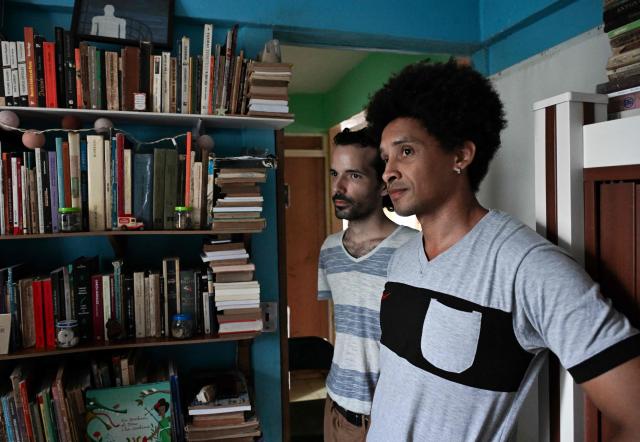 Alejandro Benнtez (L), a fourth-year Architecture student, and industrial designer and ISDI professor Alfredo Rodrнguez (R) talk during an interview with AFP in Punta Brava, Havana, on 11 May, 2026. Since February 2026, the fuel crisis in Cuba—marked by the oil blockade imposed by the United States—has left universities without in-person classes. Today, practical degrees such as architecture and design are surviving amid blackouts, shortages and slashed programmes. Training has become so fragmented that an entire generation fears they are being left professionally half-formed. (Photo by YAMIL LAGE / AFP)
