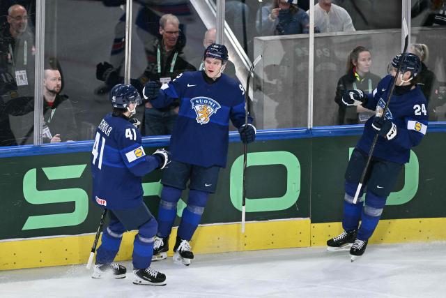 Finland's forward #92 Lenni Hameenaho (C) celebrates after scoring the opening goal  during the IIHF Ice Hockey Men's World Championship first round group A match between Finland and USA at the Swiss Life Arena in Zurich on May 18, 2026. (Photo by SEBASTIEN BOZON / AFP)