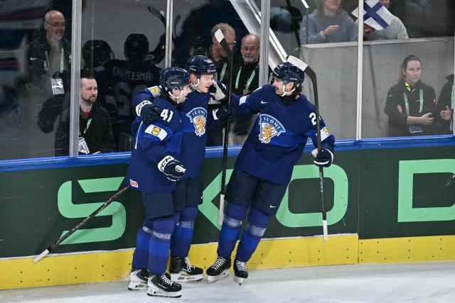 Finland's forward #92 Lenni Hameenaho (C) celebrates with  teammates after scoring the opening goal  during the IIHF Ice Hockey Men's World Championship first round group A match between Finland and USA at the Swiss Life Arena in Zurich on May 18, 2026. (Photo by SEBASTIEN BOZON / AFP)