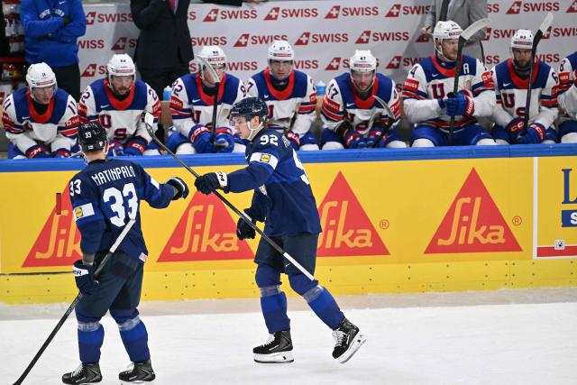 Finland's forward #92 Lenni Hameenaho (R) celebrates after scoring the opening goal  during the IIHF Ice Hockey Men's World Championship first round group A match between Finland and USA at the Swiss Life Arena in Zurich on May 18, 2026. (Photo by SEBASTIEN BOZON / AFP)