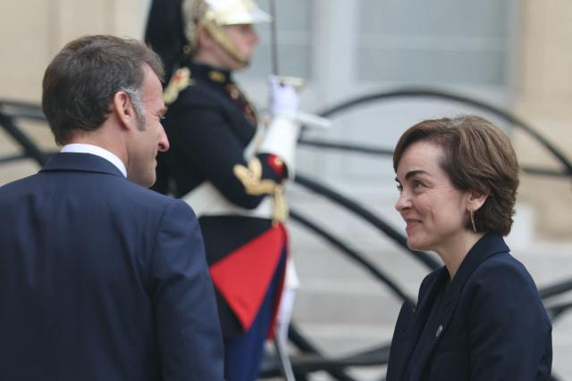 France's President Emmanuel Macron (L) reacts as he greets the Premier of Quebec Christine Frechette as she arrives prior to their meeting at the Elysee Presidential Palace in Paris on May 18, 2026. (Photo by Alain JOCARD / AFP)