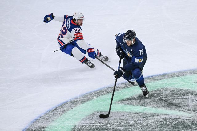 USA's forward #22 Isaac Howard (L)  fights for the puck with Finland's forward #16 Aleksander Barkov  during the IIHF Ice Hockey Men's World Championship first round group A match between Finland and USA at the Swiss Life Arena in Zurich on May 18, 2026. (Photo by SEBASTIEN BOZON / AFP)