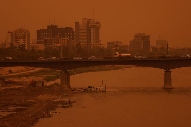 Vehicles travel on the Republic Bridge over the Tigris River in central Baghdad on May 18, 2026, during a dust storm coming from western Iraq. (Photo by AHMAD AL-RUBAYE / AFP)