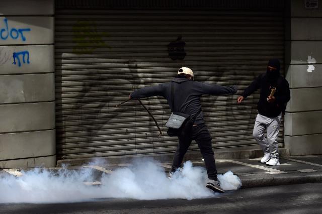 Miners clash with riot police during a protest demanding the resignation of Bolivian President Rodrigo Paz, in La Paz, on May 18, 2026. Bolivians have taken to the streets for the past two weeks, blocking roads into La Paz and disrupting deliveries of food, medicine and other goods to the seat of government, while demanding higher wages, economic relief and the resignation of centre-right President Rodrigo Paz amid a severe economic crisis. (Photo by Jorge BERNAL / AFP)