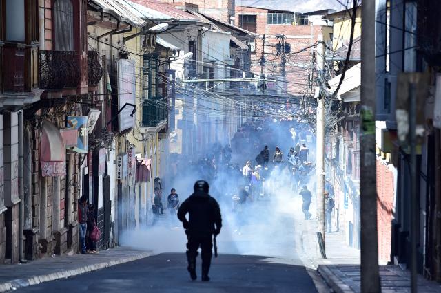 Miners clash with riot police during a protest demanding the resignation of Bolivian President Rodrigo Paz, in La Paz, on May 18, 2026. Bolivians have taken to the streets for the past two weeks, blocking roads into La Paz and disrupting deliveries of food, medicine and other goods to the seat of government, while demanding higher wages, economic relief and the resignation of centre-right President Rodrigo Paz amid a severe economic crisis. (Photo by Jorge BERNAL / AFP)