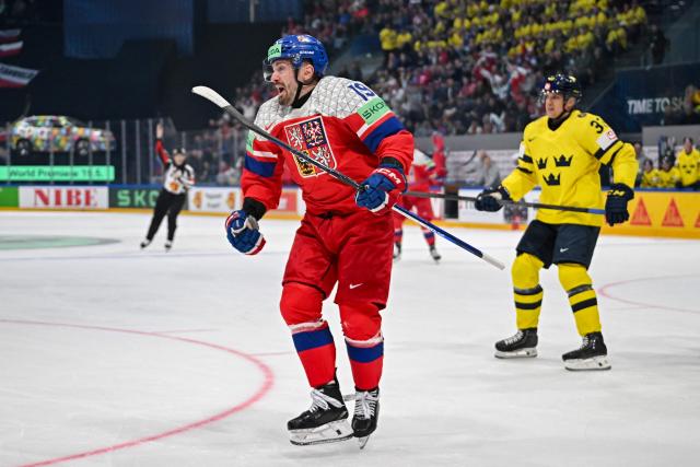 Czech Republic's forward #19 Jakub Flek (C) celebrates after scoring his team's third goal past Sweden's goalkeeper #45 Magnus Hellberg during the Group B ice hockey match between Sweden and Czech Republic at the IIHF Ice Hockey Men's World Championship at BCF Arena in Fribourg on May 18, 2026. (Photo by Fabrice COFFRINI / AFP)
