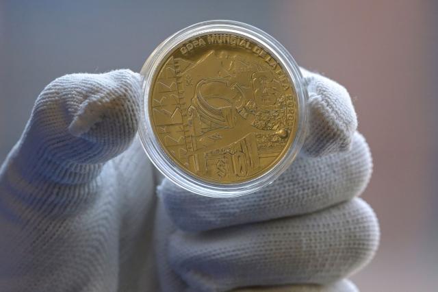 View of one of the 12 commemorative coins issued for the 2026 FIFA World Cup at the headquarters of the Bank of Mexico, in Mexico City, on May 18, 2026. The new coins are dedicated to venues that will host the 2026 FIFA World Cup in Mexico, while others highlight the country's natural, historical and cultural heritage, with four additional coins set to enter general circulation (Photo by Alfredo ESTRELLA / AFP)