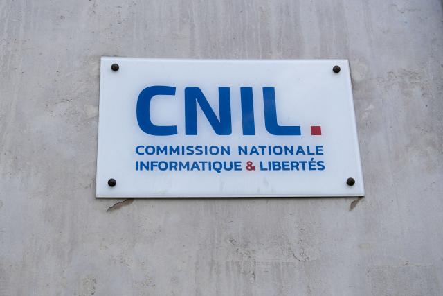 (FILES) This photograph taken on May 22, 2022 shows the logo of France's information technology watchdog, the National Commission for Information Technology and Civil Liberties (CNIL) in front of the CNIL headquarters in Paris. The year 2025 saw a “record” number of data breaches in France, the data protection authority CNIL announced on Monday. It will step up its inspections and penalties related to data security in 2026. (Photo by Eric PIERMONT / AFP)